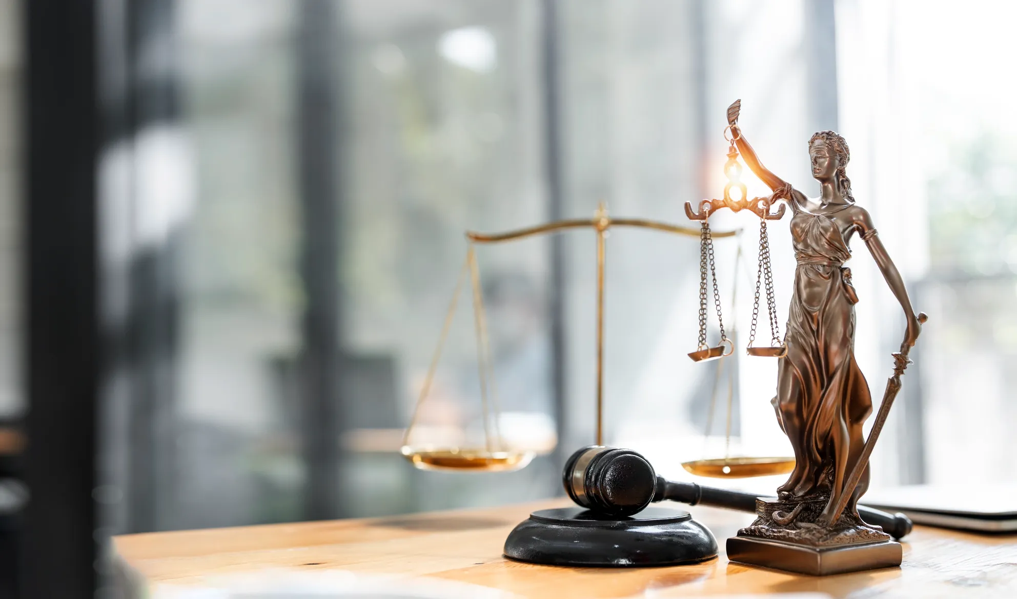 Abogados profesionales en sala de reuniones